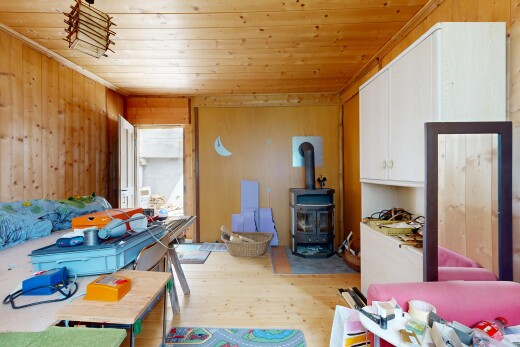 cuisine avec light floor, inside property, armoires blanches, white cabinets, et sol en finition bois