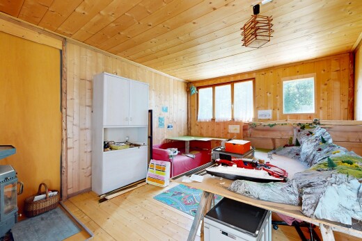 salon avec plafond en bois, wood ceiling, sol en finition bois, wood finish floor, et inside property