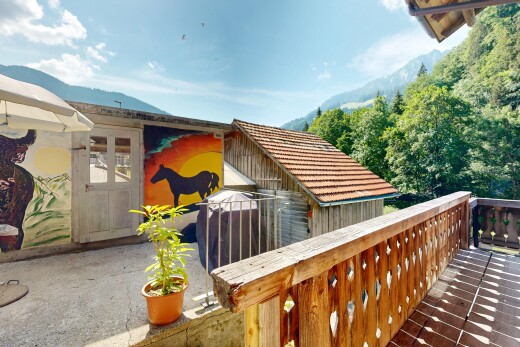 balcon avec from property, day time, et portes-fenêtres