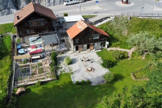 jardin avec property visible, balcon, et pelouse