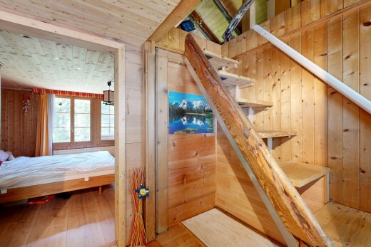 chambre avec plafond en bois, wood ceiling, mur en bois, wood wall, et sol en finition bois