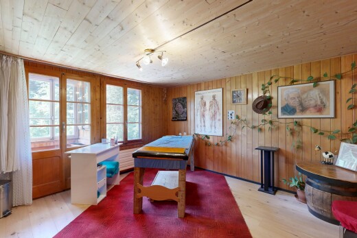 salle à manger avec sol en finition bois, wood finish floor, inside property, plafond en bois, et wood ceiling