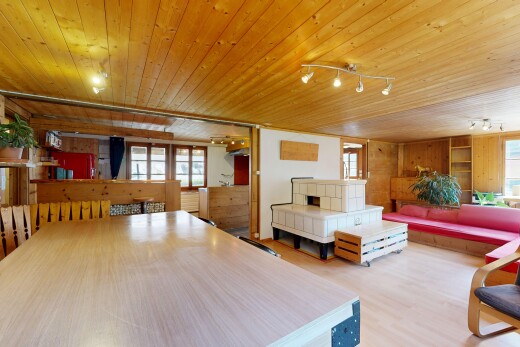 salon / salle à manger avec mur en bois, wood wall, lumière naturelle, natural light, et inside property