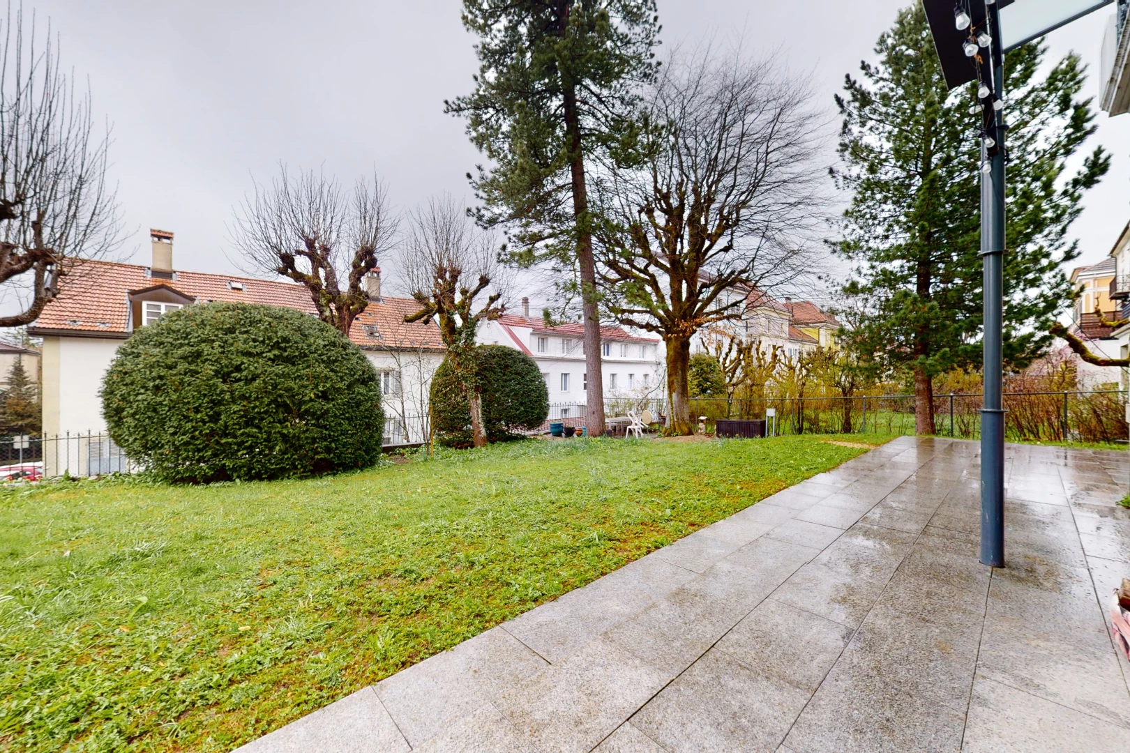 jardin avec pelouse et clôture