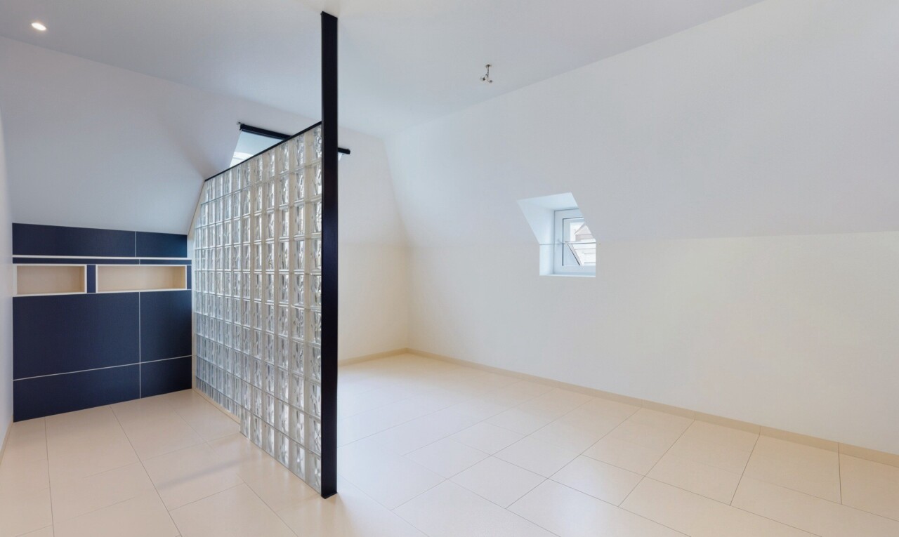 pièce vide avec plafond voûté, vaulted ceiling, lumière naturelle, natural light, et cloison sèche
