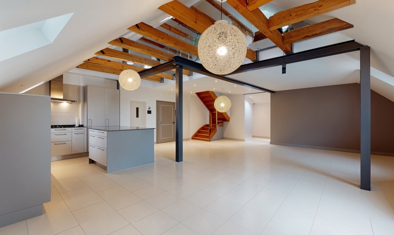pièce vide avec cloison sèche, drywall, inside property, puits de lumière, et plafond à poutres