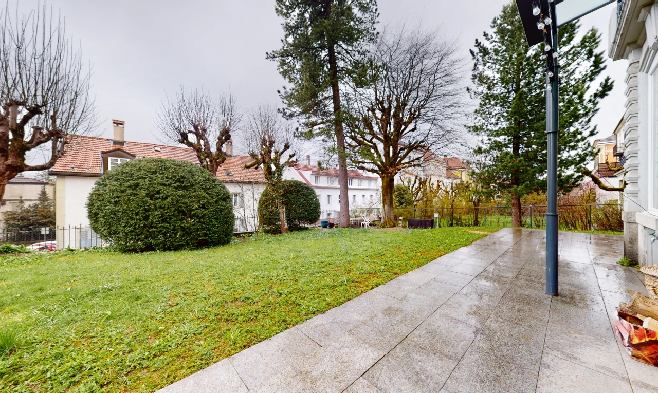 jardin avec pelouse et clôture