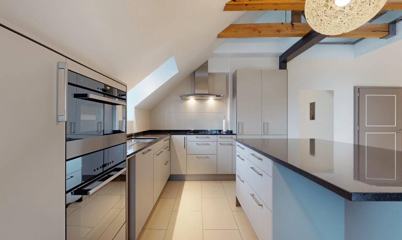 cuisine avec inside property, hotte, sol en carrelage, tile floor, et four double