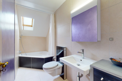 bad mit fliesenboden, fliesenwand, kombiniertes bad / dusche, waschbecken, und toilette