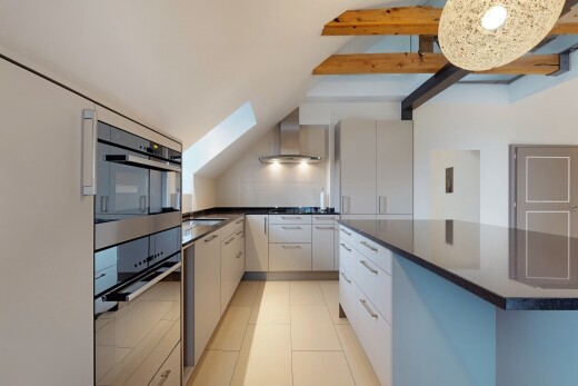 cuisine avec inside property, hotte, sol en carrelage, tile floor, et four double