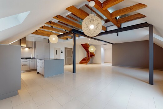pièce vide avec cloison sèche, drywall, inside property, puits de lumière, et plafond à poutres