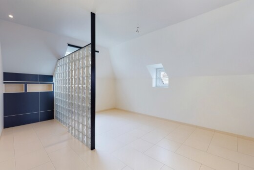 pièce vide avec plafond voûté, vaulted ceiling, lumière naturelle, natural light, et cloison sèche