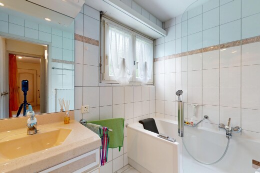 salle de bains avec salle de bain complète, mur en carrelage, tile wall, miroir, et bain