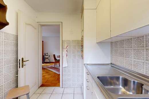 cuisine avec cloison sèche, drywall, plans de travail, inside property, et évier