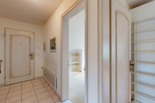 couloir avec inside property, drywall, cloison sèche, tile floor, et sol en carrelage