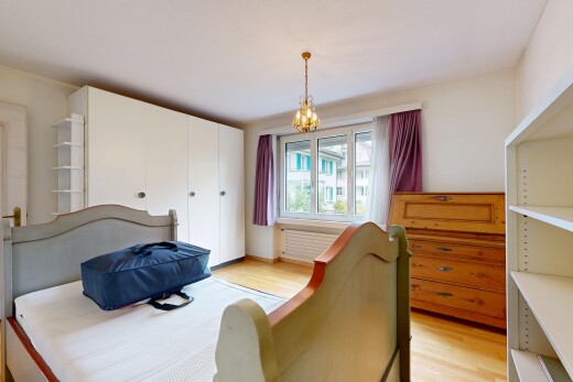 chambre avec wood finish floor, sol en finition bois, lustre remarquable, inside property, et natural light