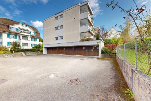 extérieur du bâtiment avec day time et clôture