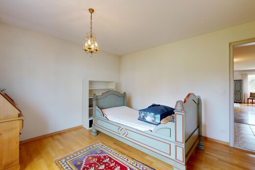 chambre avec drywall, cloison sèche, wood finish floor, sol en finition bois, et inside property
