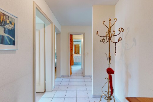 couloir avec tile floor, sol en carrelage, inside property, drywall, et cloison sèche