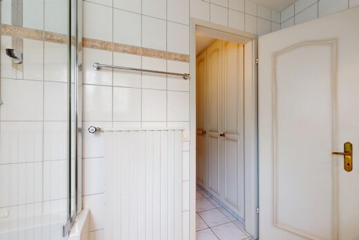 salle de bains avec inside property, tile floor, et sol en carrelage