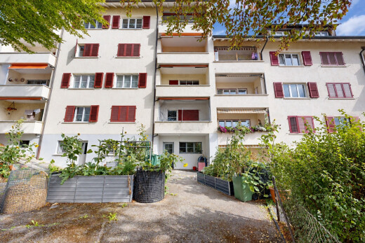 extérieur du bâtiment avec apartment complex view, vue sur le complexe d'appartements, day time, et from community