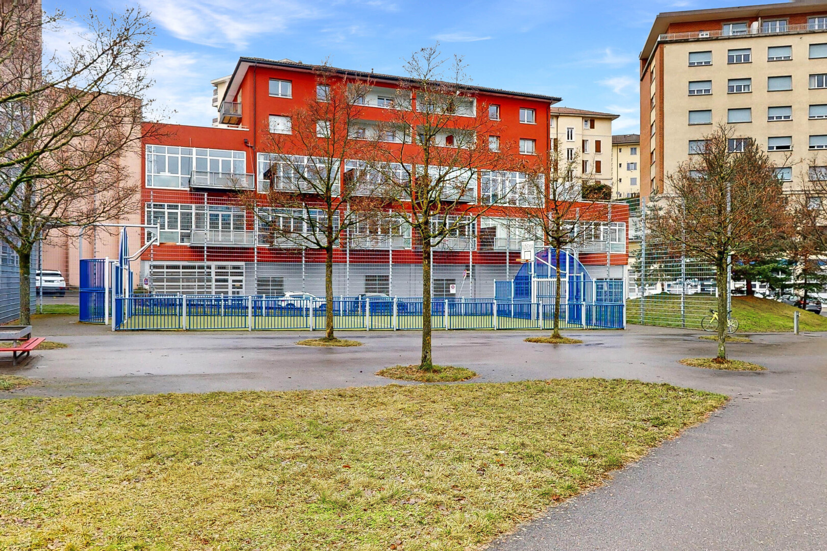view of apartment building / complex