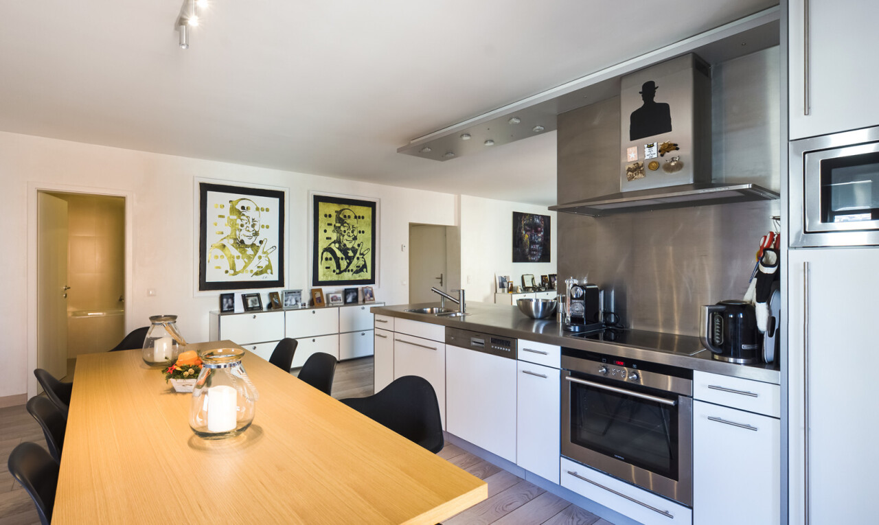 cuisine avec hotte, four, white cabinets, armoires blanches, et inside property