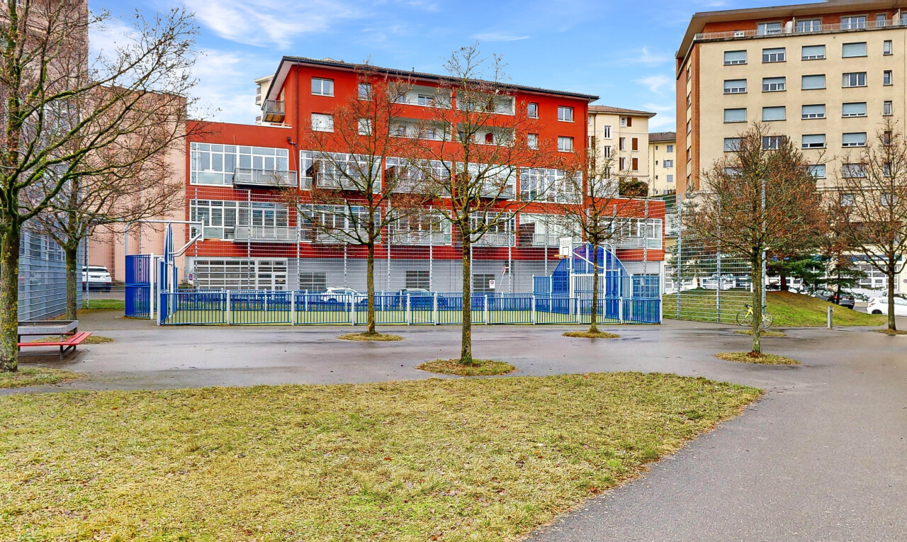 view of apartment building / complex