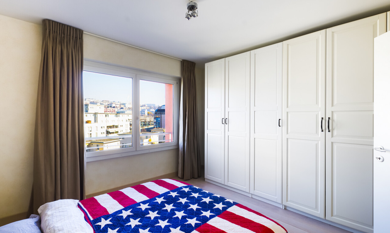 chambre avec inside property, lumière naturelle, natural light, light floor, et sol en finition bois