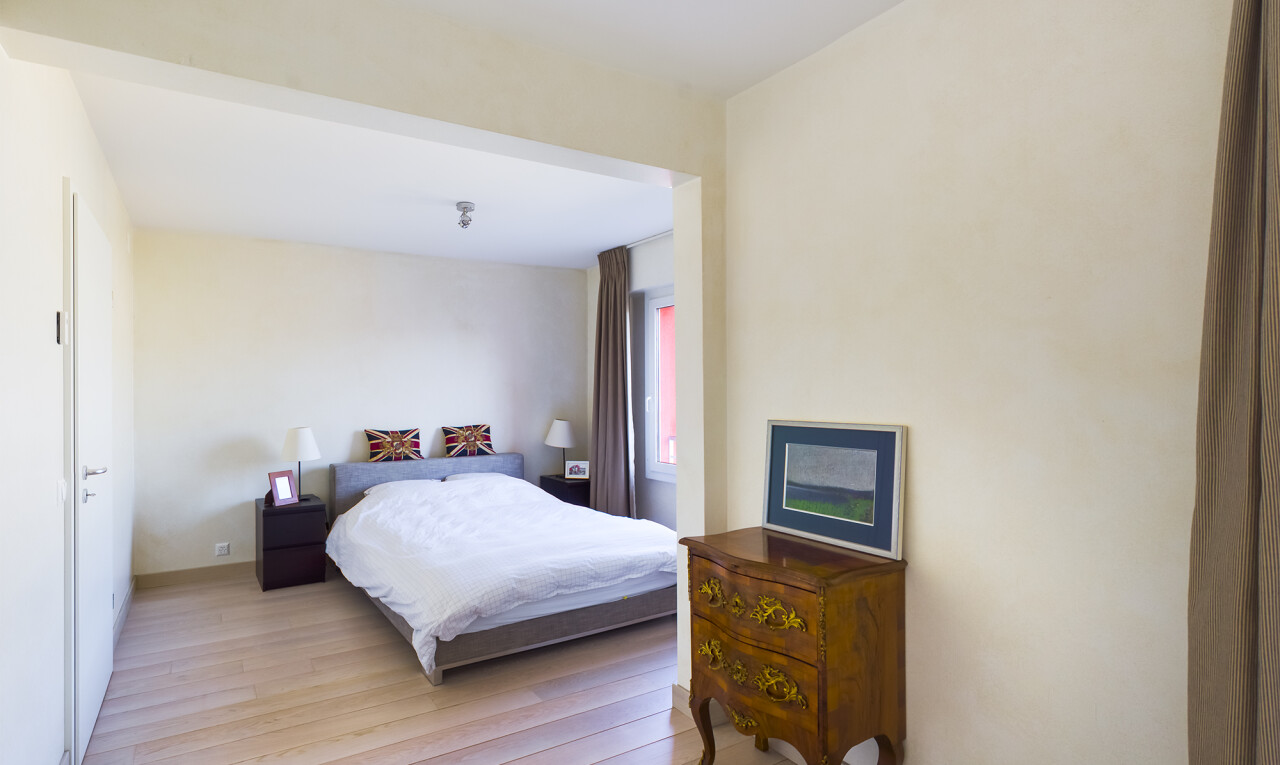 chambre avec inside property, wood finish floor, sol en finition bois, drywall, et cloison sèche