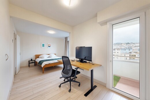 bureau avec inside property, télévision, natural light, lumière naturelle, et wood finish floor