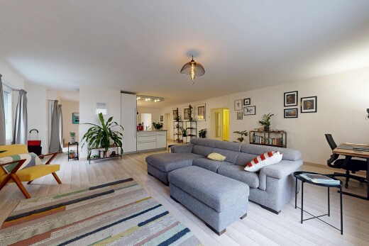 salon / salle à manger avec inside property, wood finish floor, sol en finition bois, drywall, et cloison sèche