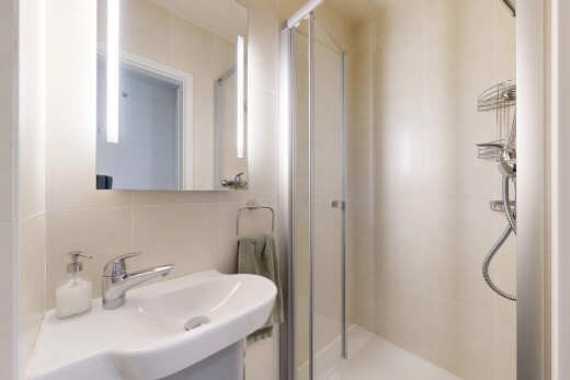 salle de bains avec douche, salle de bain complète, inside property, miroir, et évier