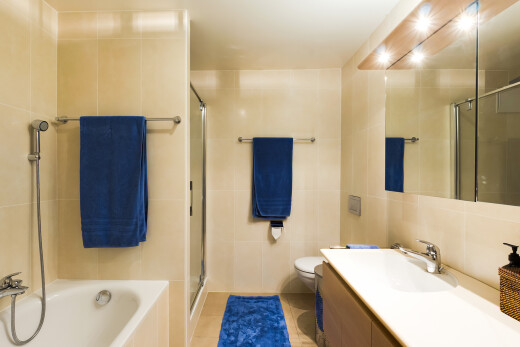 salle de bains avec lavabo (ou coiffeuse selon le contexte), tile wall, mur en carrelage, douche, et salle de bain complète