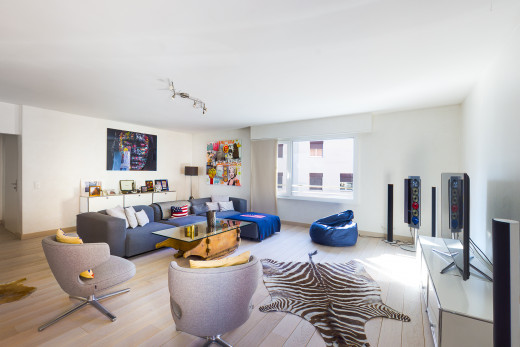 wohnzimmer mit inside property, drywall, gipskartonwand, wood finish floor, und holzfußboden