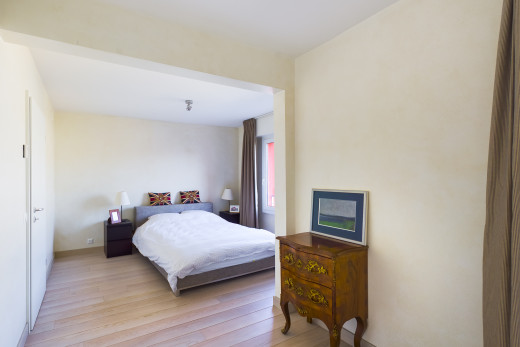 zimmer / schlafzimmer mit inside property, wood finish floor, holzfußboden, drywall, und gipskartonwand