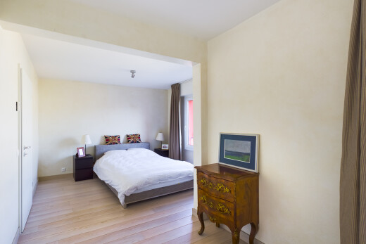 chambre avec inside property, wood finish floor, sol en finition bois, drywall, et cloison sèche