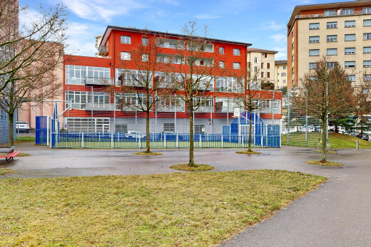 extérieur du bâtiment avec day time, vue sur le complexe d'appartements, apartment complex view, et clôture