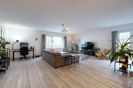 salon avec espace bureau, inside property, télévision, wood finish floor, et sol en finition bois