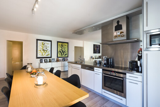 cuisine avec hotte, four, white cabinets, armoires blanches, et inside property