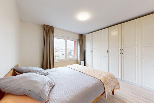 chambre avec inside property, natural light, lumière naturelle, wood finish floor, et sol en finition bois