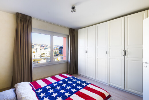 chambre avec inside property, lumière naturelle, natural light, light floor, et sol en finition bois