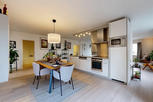 küche mit light floor, dunstabzugshaube, weiße schränke, white cabinets, und ofen