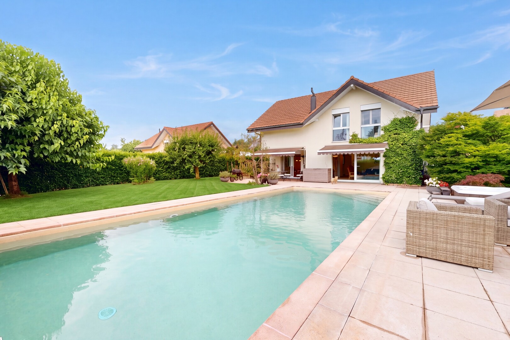 piscine avec auvent, from property, terrasse, piscine, et day time