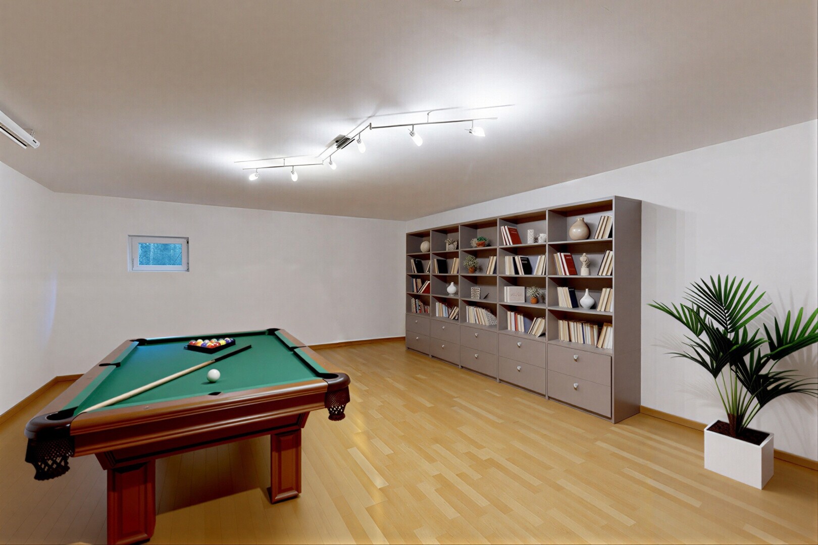 couloir avec cloison sèche, drywall, inside property, sol en finition bois, et wood finish floor