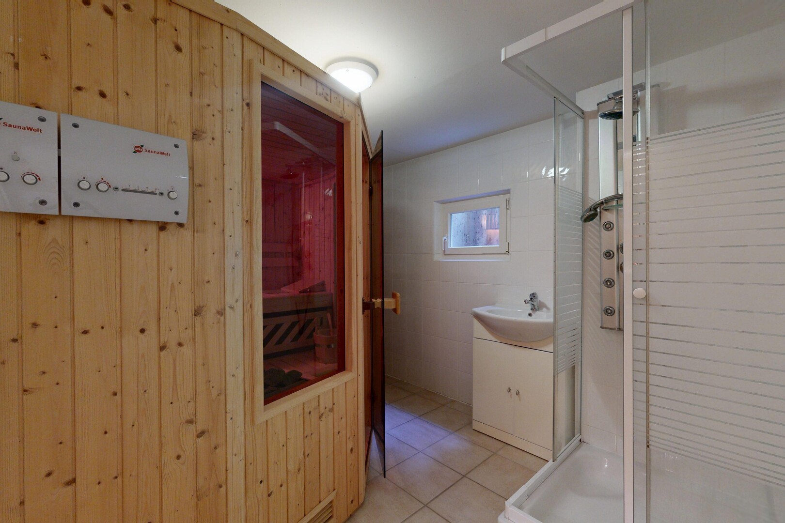 salle de bains avec douche, lavabo (ou coiffeuse selon le contexte), salle de bain complète, évier, et inside property