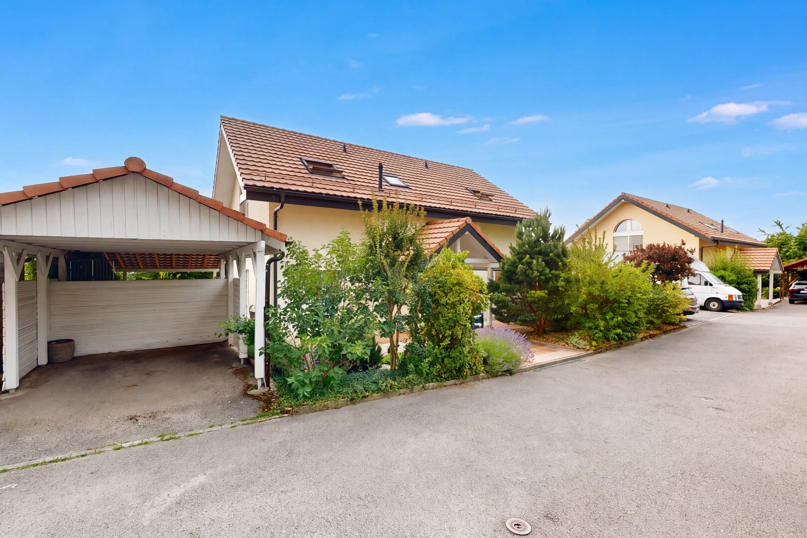 façade avec day time, abri de voiture attaché, et bardage en stuc