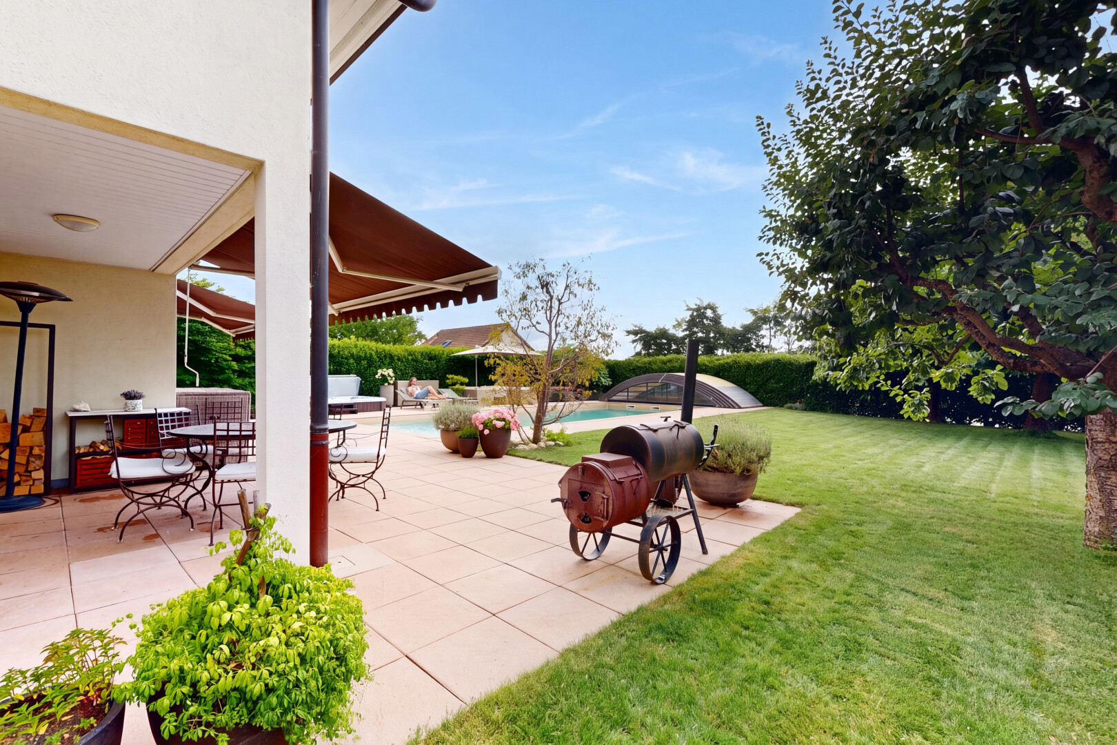 terrasse avec terrasse, pelouse, piscine, from property, et day time