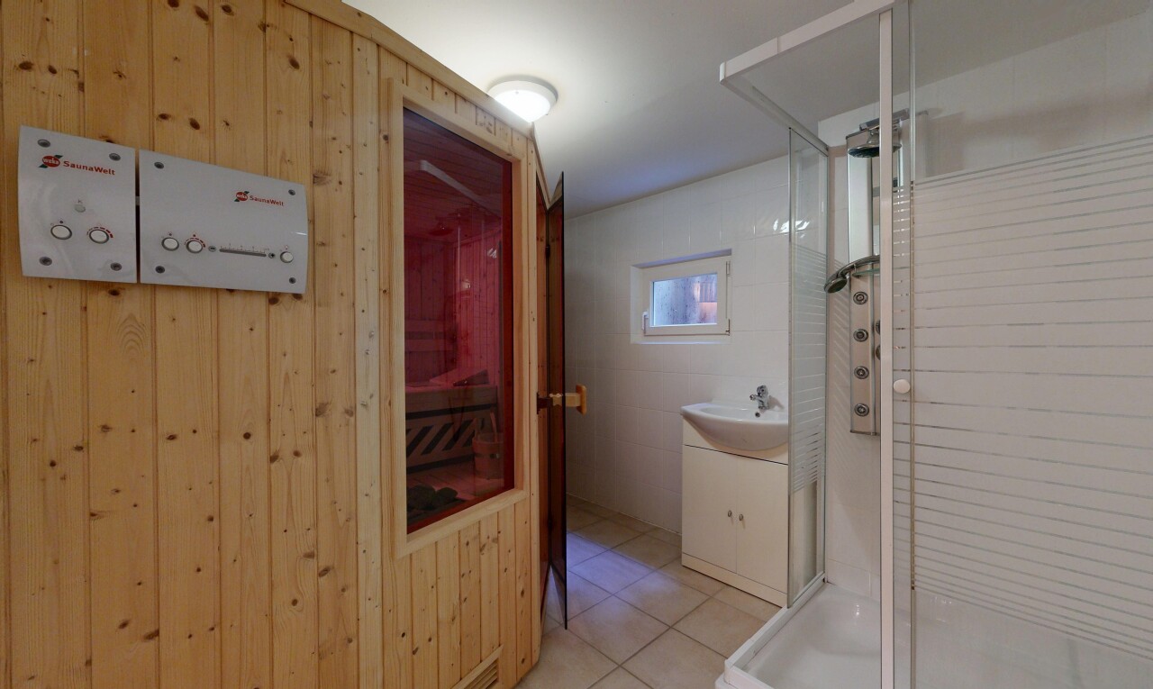 salle de bains avec douche, lavabo (ou coiffeuse selon le contexte), salle de bain complète, évier, et inside property