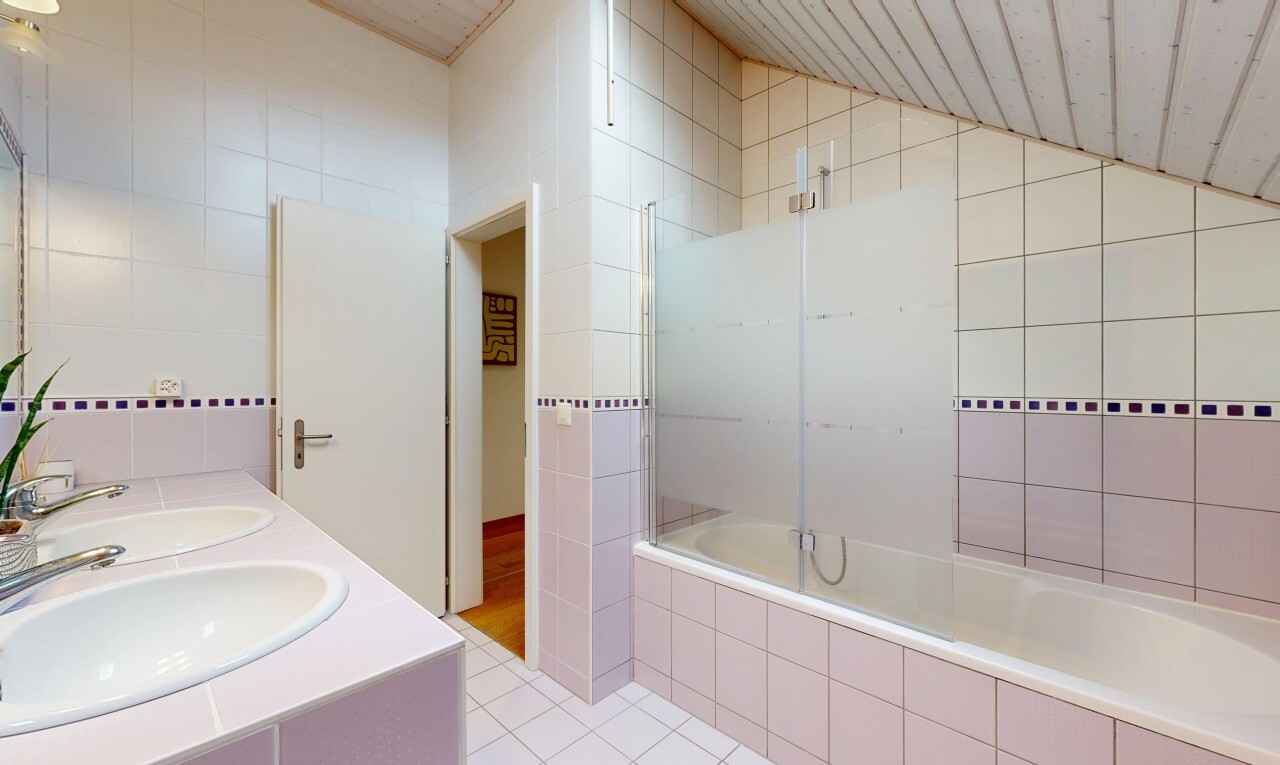 salle de bains avec mur en carrelage, tile wall, douche-bain combinés, salle de bain complète, et sol en carrelage